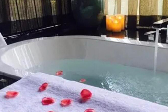 南京水疗池中的失重冥想:当身体学会漂浮